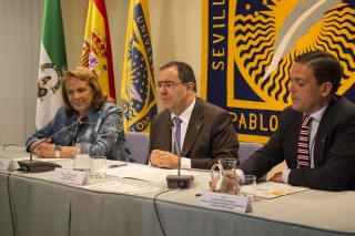 Vicente Guzmán  junto a Concha Yoldi y el vicerrector de Estrategia, Empleabilidad y Emprendimiento de la UPO 