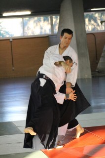 El instructor de Aikido Alexander Mora (cinturón negro 4º Dan Aikikai).
