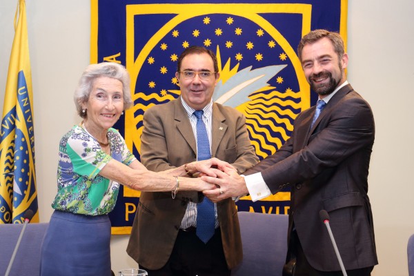 El rector de la UPO, Vicente Guzmán, la presidenta de la Fundación Goñi y Rey, María Isabel Goñi (i), y el director del centro, Luis Rey Goñi (d)