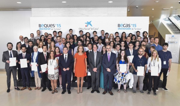 La Obra Social "la Caixa" entrega 71 becas para cursar doctorados en universidades y centros de investigación en España.