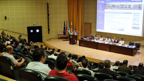 Un momento de la presentación del Informe Anual al Claustro de la Defensoría Universitaria, correspondiente al curso académico 2014-2015 