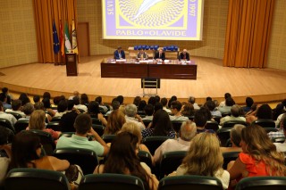 El acto ha estado presidido por el rector y el consejero de Justicia e Interior de la Junta de Andalucía.