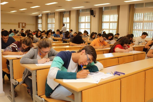 Imagen de los estudiantes esta mañana en la UPO realizando uno de los exámenes de la Selectividad.  