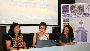 Desde la izquierda, Almudena Grandes, Pilar del Río y Lina Gálvez, codirectora del curso "La igualdad de género frente al mito de la libre elección en un contexto neoliberal".