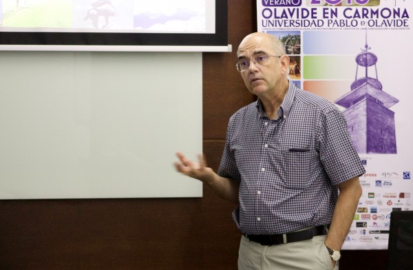 El biólogo Jesús Pinilla en la sede de la UPO en Carmona