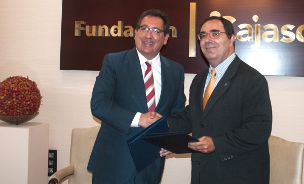 Vicente Guzmán y el presidente de la Fundación Cajasol, Antonio Pulido tras la firma del convenio