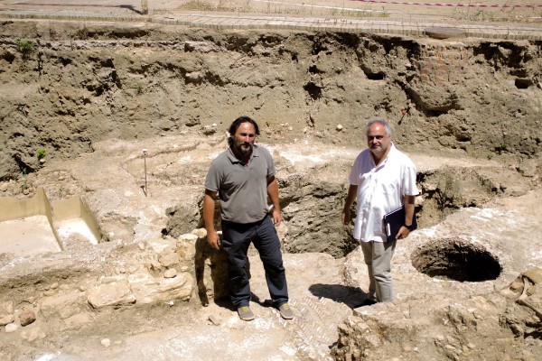 De izquierda a derecha, los arqueólogos Juan Manuel Román y Ricardo Lineros.