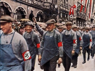 Trabajadores que marchan en desfile Nazi