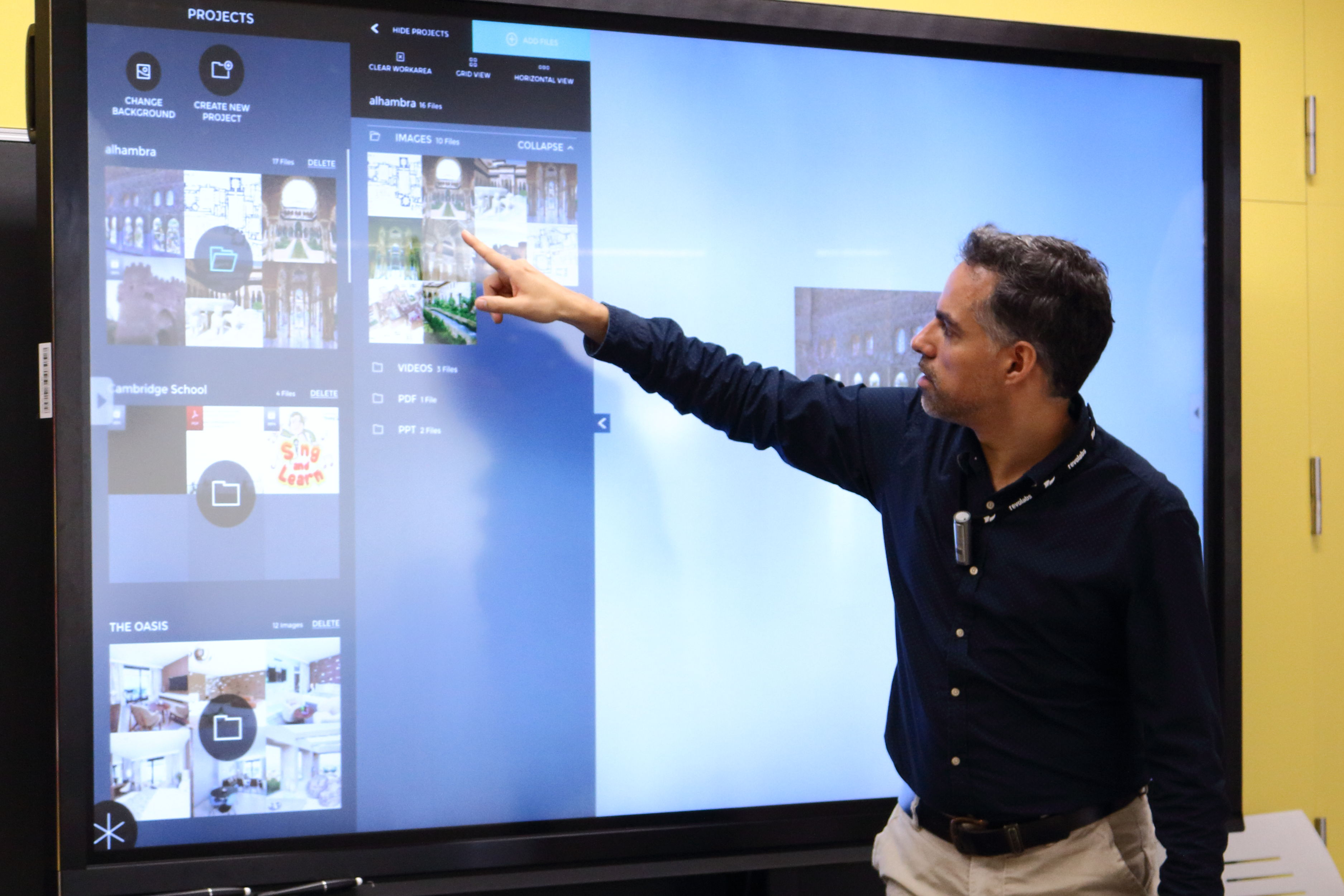 Una pizarra digital interactiva UltraHD de 84 pulgadas, nuevo recurso  docente en el campus – DUPO – Diario de la Universidad Pablo de Olavide