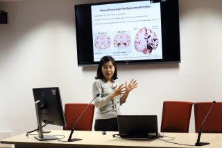 La profesora Jeehyum durante el seminario.