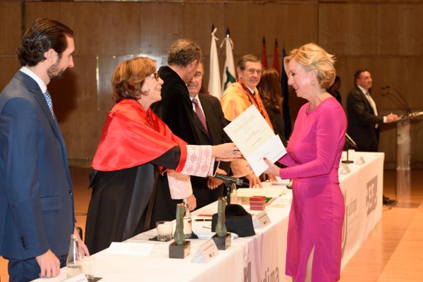 La profesora de la UPO, María José Trigueros, recogiendo su premio