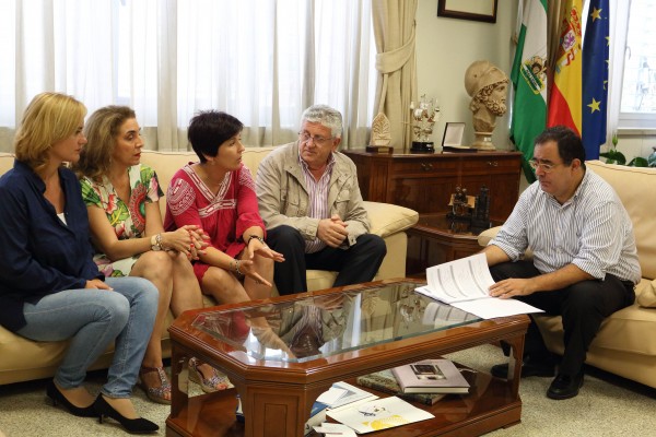 En la foto, de izquierda a derecha, Rocío Cárdenas Rodríguez, Macarena Esteban Ibáñez, Teresa Terrón Caro, Luis Vicente Amador y el rector de la UPO Vicente Guzmán Fluja.