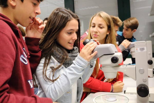 Estudiantes del IES Galileo Galilei durante la visita al Centro Andaluz de Biología del Desarrollo (CABD)