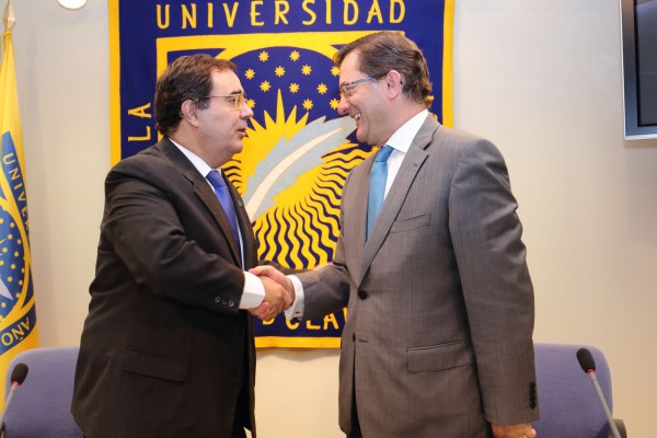 Vicente Guzmán y Fernando Seco Lapiedra tras la firma del convenio