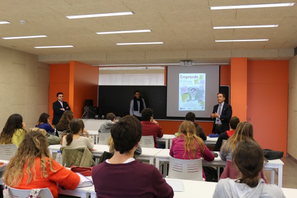 El vicerrector de Estrategia, Empleabilidad y Emprendimiento, José Manuel Feria, ha recibido a la estudiantes.