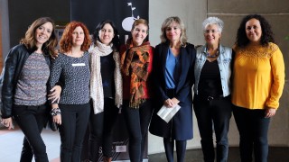 La vicerrectora de Cultura y Compromiso Social, Elodia Hernández León, junto a la vicepresidenta de AAMMA y las directoras de los cortos. 