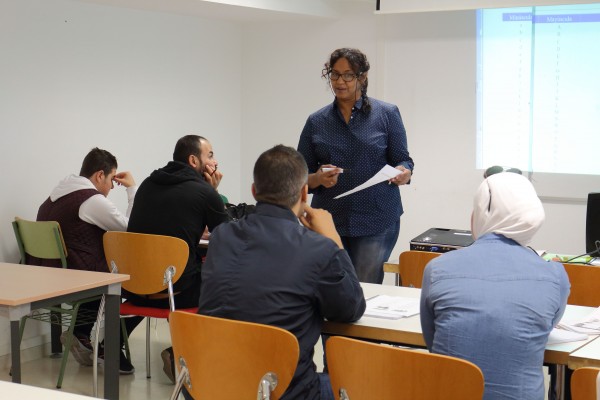 En la imagen, la profesora del Departamento de Filología y Traducción de la UPO Hanan Saleh Hussein en un momento de la clase junto a los estudiantes. 