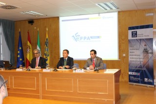 De izquierda a derecha, el presidente del Comité de Acreditación y Certificación de EFPA España, Alfonso Roa; el vicerrector de Estrategia, Empleabilidad y Emprendimiento de la UPO, José Manuel Feria y el director académico del Diploma en Asesoramiento Financiero y Patrimonial, Enrique Jiménez. 