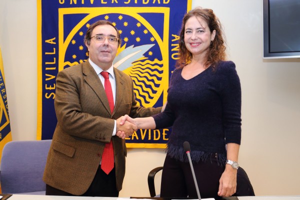 Vicente Guzmán y Ana Manzanares tras la firma del convenio