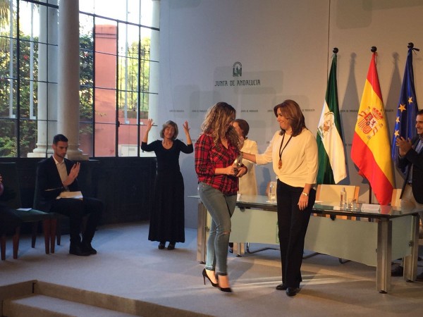En la imagen, la residente becaria Pilar Rubio Contreras recibe el premio de manos de la presidenta Susana Díaz.