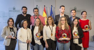 Imagen de los premiados junto a la presidenta Susana Díaz y la consejera Sánchez Rubio.