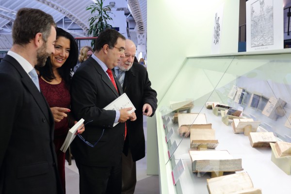 Luis Rey Goñi, Pilar Rodríguez Reina, Vicente Guzmán y Juan Gil visitan la exposición en la Biblioteca de la UPO