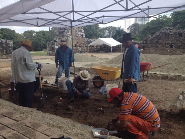 Un equipo internacional de arqueólogos trabaja actualmente en la Catedral del Conjunto Monumental Histórico de Panamá Viejo.