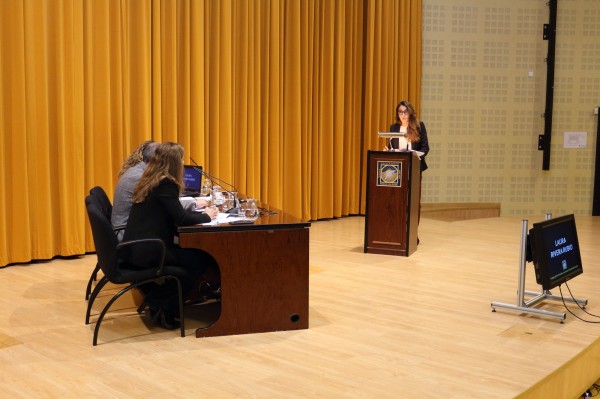La estudiante Laura Rivera en la presentación pública de su Trabajo de Fin de Grado.