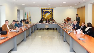 Rocío Sutil, Vicente Guzmán y Amparo Rubiales junto a los alcaldes y concejales de las localidades adscritas al  Aula Abierta de Mayores