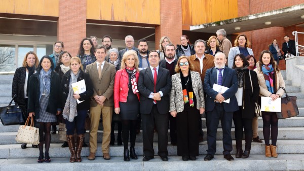  Los alcaldes y concejales con el rector Vicente Guzmán y Amparo Rubiales, presidenta del Consejo Social de la Universidad