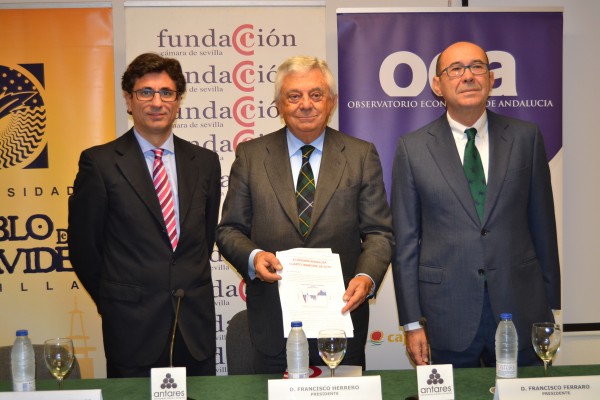 De izquierda a derecha:Manuel Alejandro Hidalgo, profesor de economía de la UPO,  Francisco Herrero, presidente de la Cámara de Comercio de Sevilla,y Francisco Ferraro, presidente del Observatorio Económico de Andalucía.