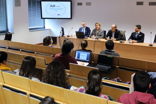 Presentación del Proyecto 'SHIFT in Orality' en la UPO, de izquierda a derecha: Jesús Mª Pérez (Dualia SL); Mariachiara Russo y Félix San Vicente (Universidad de Bolonia); y Enrico Capiozzo (VEASYT).