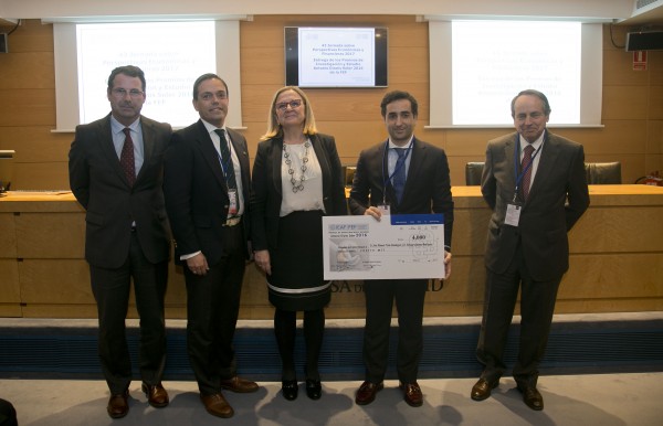 Los investigadores recibieron el premio en el marco de la 43 Jornada Anual “Perspectivas Económicas y Financieras 2017” celebrada en Madrid.