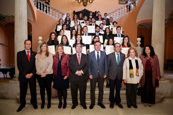 El alcalde, acompañado por el rector de la Universidad Pablo de Olavide y por el rector de la Universidad de Sevilla, ha hecho entrega hoy martes de los diplomas e insignias.