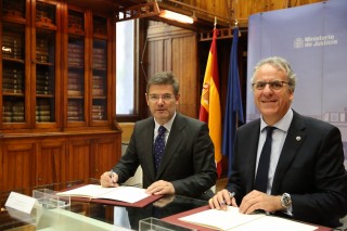 Rafael Catalá y Segundo Píriz durante la firma del convenio