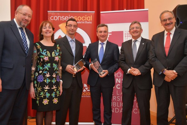 Los premiados, junto a los representantes de Foro de los Consejos Sociales, Universidad de Huelva y Junta de Andalucía