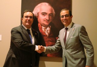Los rectores Vicente Guzmán y Miguel Angel Castro ante un retrato de Pablo de Olavide