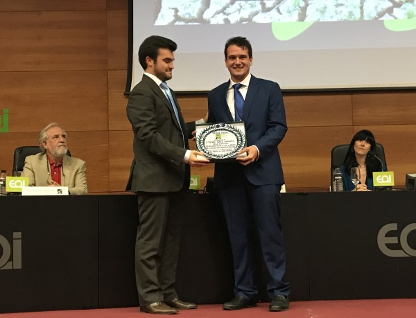 Tadeo Sáez recibe el premio de manos del presidente de COAMBA Manuel Barrera. Foto: COAMBA.