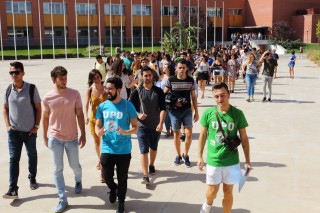 studiantes lazarillo guían a los nuevos universitarios por el campus de la UPO