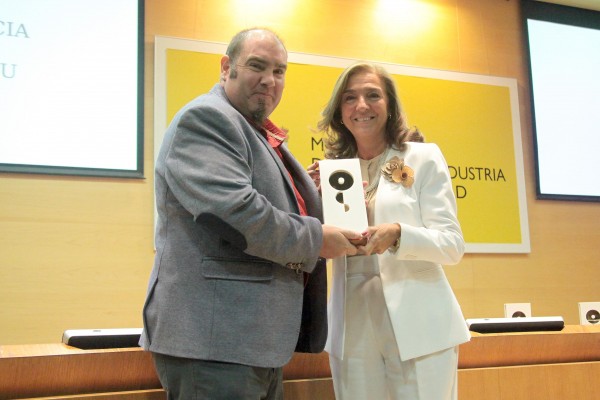 José Luis Gómez Skarmeta recibe la distinción de manos de Carmen Vela