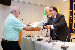 José María Martín Valverde recoge el premio, entregado por el rector Vicente Guzmán