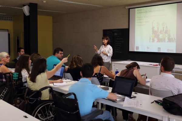 En la imagen, la facilitadora del Instituto Ben Pensante Mar Ruiz junto a los estudiantes del curso. 