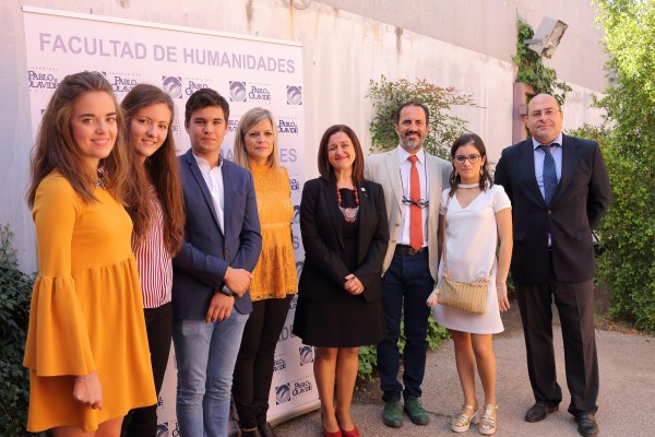 En la imagen, los ganadores del Premio Humanitas 2017, estudiantes y profesora del IES La Palma, junto a Rosario Moreno Soldevila, Francisco Molina Díaz y Francisco Ollero Lobato. 