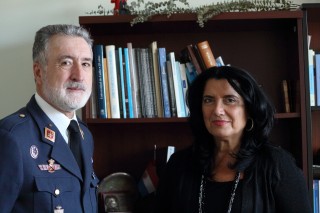 El general Pablo José Castillo junto con la vicerrectora de Relaciones Institucionales y Comunicación, Pilar Rodríguez.