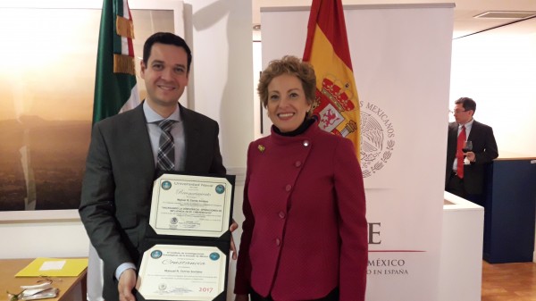 El profesor Torres Soriano y la embajadora de México Roberta Lajous