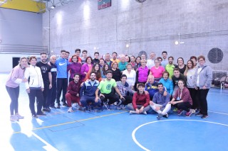 Alumnos del Aula de Mayores de Santiponce y Almensilla junto con los estudiantes del 1º de grado de Ciencias de la Actividad Física y del Deporte, dentro de la asignatura de Juegos