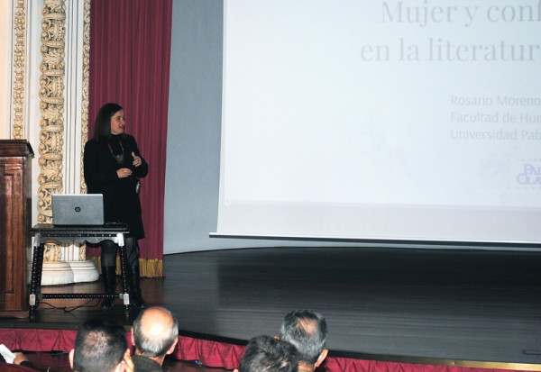 Rosario Moreno Soldevila durante su conferencia en salón de actos de Capitanía General