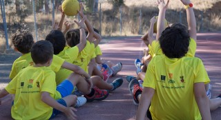 Alumnos de la Escuela de Verano de la pasada edición realizando actividades deportivas.