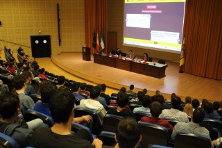 Inauguración de las Jornadas a cargo del diirector de la Escuela, Norberto Díaz Díaz, acompañado por Javier Ramos Valenzuela, coordinador del Área de Empleabilidad y Emprendimiento de la Fundación UPO, y María del Pilar Moreno Navarro, directora académica del Grado en Ingeniería Informática en Sistemas de Información.