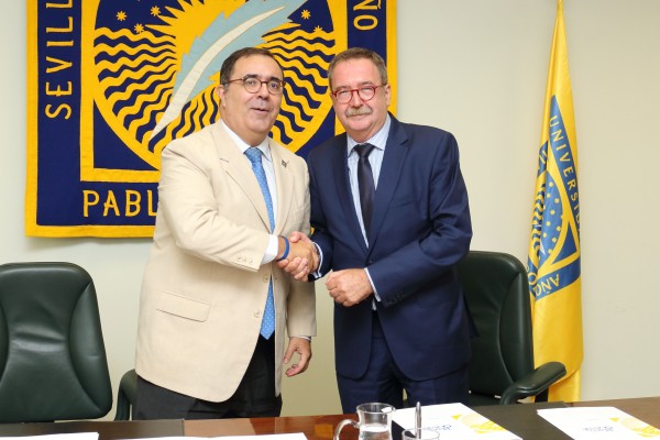 Vicente Guzmán y Ángel Gallego en el Rectorado de la UPO